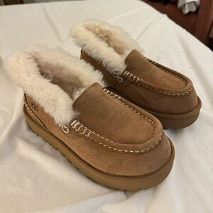 UGG PLATFORM ANSLEY BOOTS (NWOT)